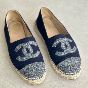 Chanel CC Espadrilles Navy & Grey Velvet Tweed  Cap Toe Size 39 Slip on Flats